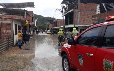 Viviendas y vías en barrios de Ibagué resultaron afectadas por fuerte aguacero de este viernes