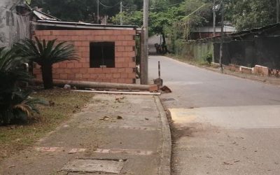 Que tal estas imágenes, construyeron casa en un andén de Melgar Tolima, juzguen ustedes