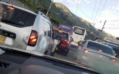 Los curiosos de conocer el Túnel de la Línea, generaron múltiples trancones
