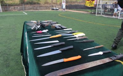 En Ibagué, 30 jóvenes que entregaron armas blancas y de fuego, recibieron un mercado para su familia.