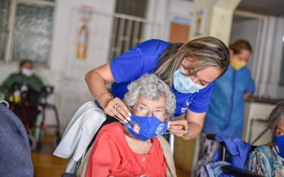 Más de 100 adultos mayores de la Fundación Divino Niño recibieron kits de protección