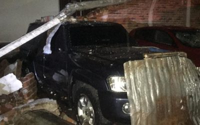 La caída de un muro en el barrio La Pola, en Ibagué, aplastó varios carros y afectó otros 