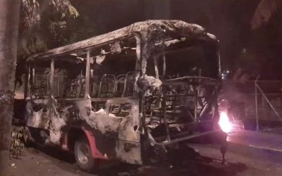 Así quedaron las busetas vandalizadas en inmediaciones de la UT