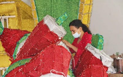 El taller de alumbrado navideño, sigue siendo luz para familias Ibaguereñas