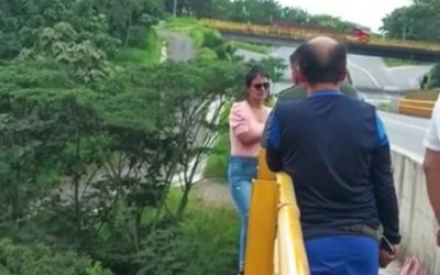Atención!!!! se acaba de lanzar al vacío, mujer en el puente de la variante