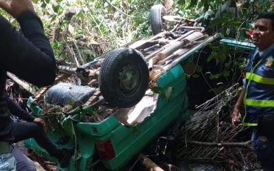 Se fue por un barranco, casi se matan