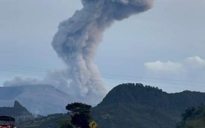 Volcán Nevado del Ruíz continúa en alerta amarilla, arroja ceniza permanente