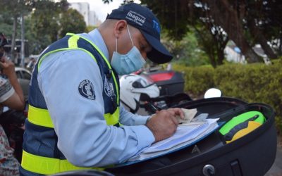 Conductor infractor entrega los documentos y huyó del lugar