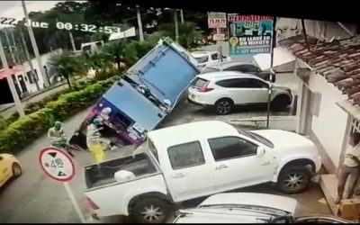Impresionante!! a carro de basura en Ibagué se lo comió la tierra