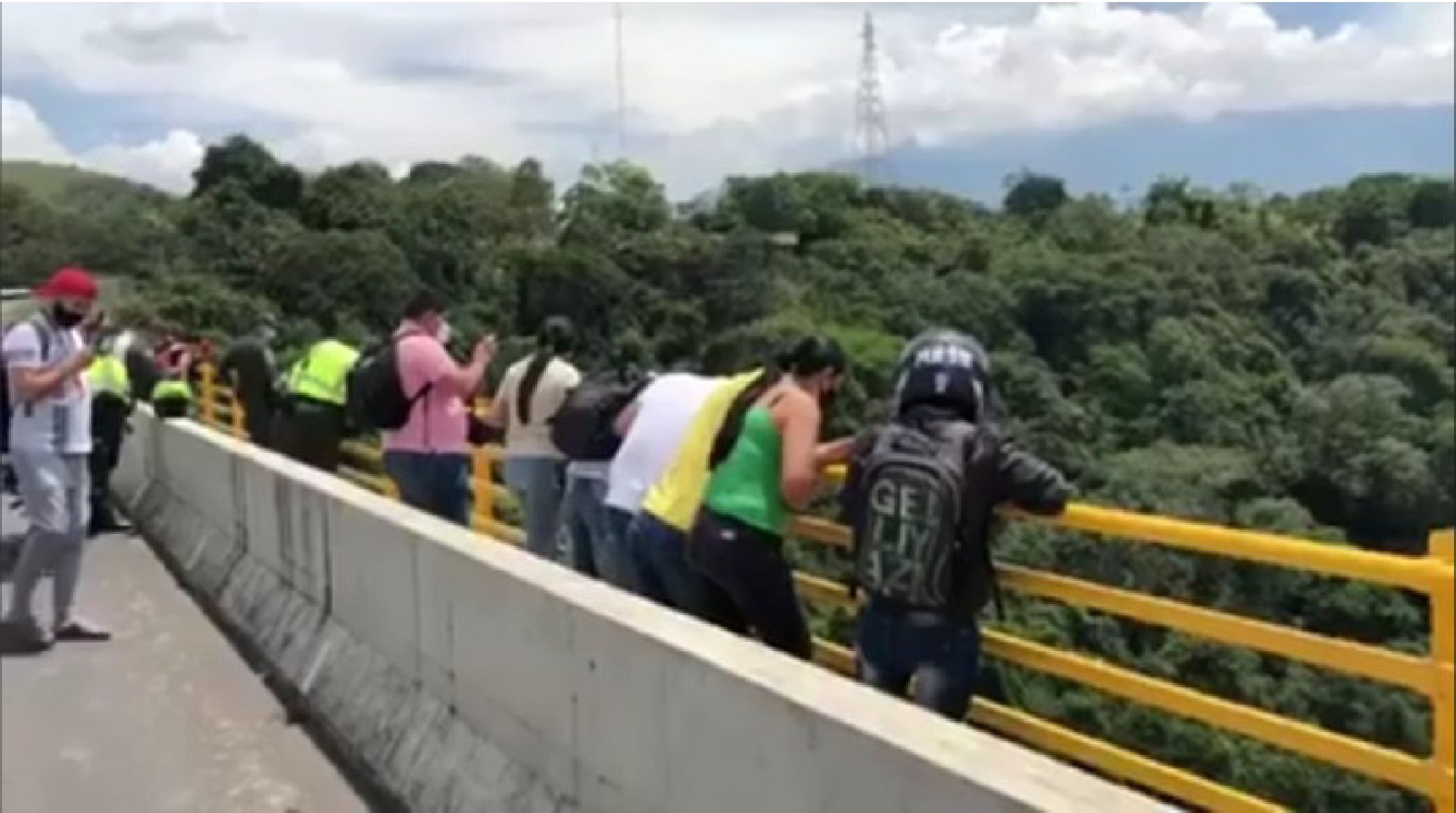 Se-repite-la-historia-mujer-se-lanzo-con-su-hijo-del-puente-de-la-variante-de-Ibague