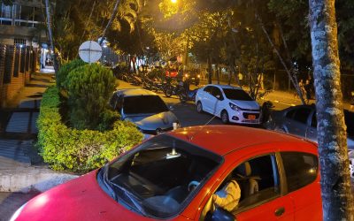 La entrada de la UT se convirtió en un parqueadero público, vecinos desesperados.