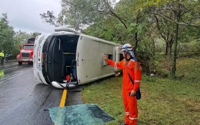 Un fallecido y siete heridos dejó accidente de tránsito hace pocos minutos
