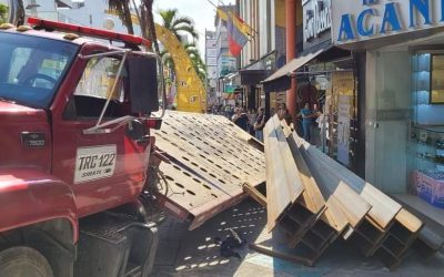 Se undió camión en la carrera tercera