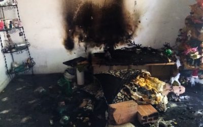 A familia se le quemó hsata el arbol de navidad