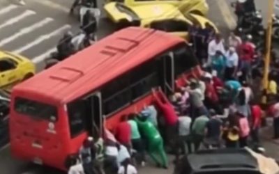 La angustia de transeúntes por sacar una persona debajo de una buseta