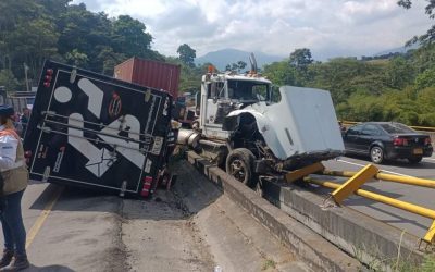 Atención tractomula se quedó sin frenos en Ibagué, se llevó varios vehículos