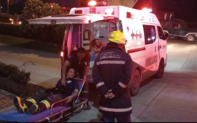 Mientras atendía incendio, resultó lesionada