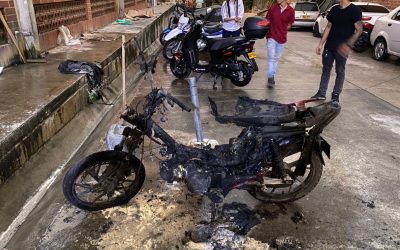 Motocicleta incendiada en Mirolindo