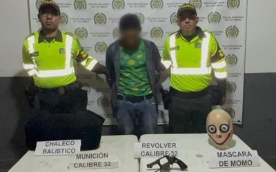 Como en las películas, iba a atracar en un bus con máscara