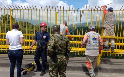 Jóven se iba a lanzar del puente de la Variante