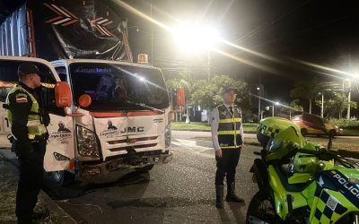 Conductor que tumbó semáforo fue multado y su licencia suspendida