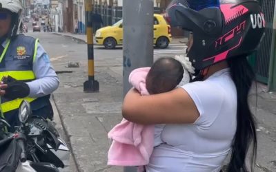 Llevaba bebé de brazos en moto y está prohibido