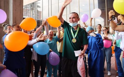 Después de sufrir quemaduras en el 92% del cuerpo, regresa a casa