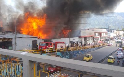 Bomberos extingue a esta hora un voraz incendio