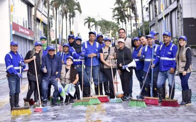 Los soldados azules, lavaron la Carrera Tercera
