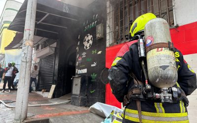 Bomberos apagaron incendio en bodega de telas del Centro