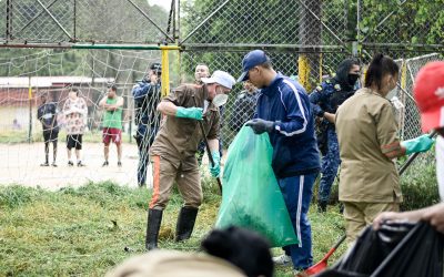 Reclusos de la cárcel salieron a trabajar