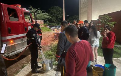 Con carrotanques suministran agua en la comuna 7