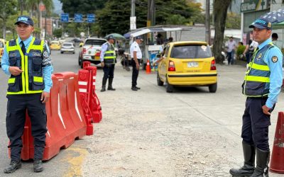 Zona exclusiva para descenso de pasajeros frente a Sanitas