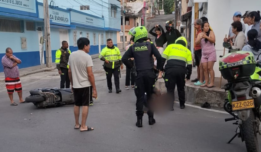 Motociclista sin casco resulta herido tras grave accidente en el barrio Ancón de Ibagué
