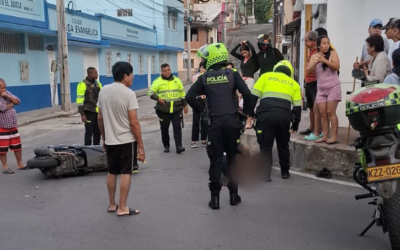 Motociclista sin casco resulta herido tras grave accidente en el barrio Ancón de Ibagué