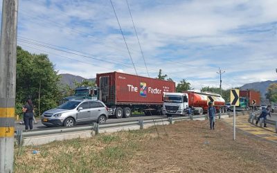 Arroceros mantienen paralizado el Tolima con bloqueos en Saldaña y Coello