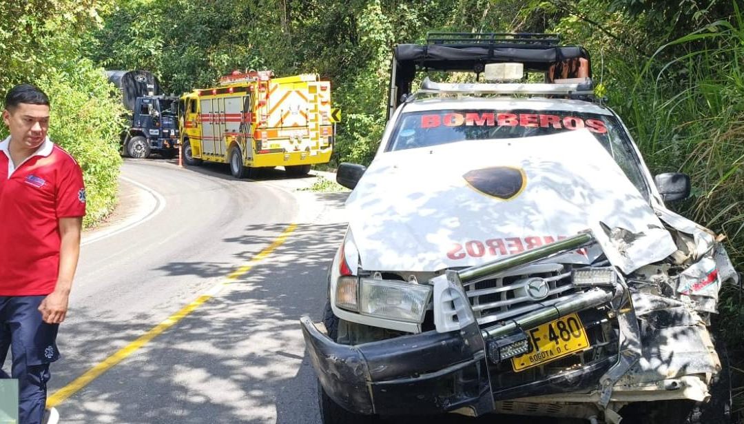 Bomberos atendieron accidente vehicular en la vía a Carmen de Bulira