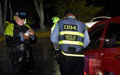 Motociclista atropella a un agente de tránsito durante operativo nocturno