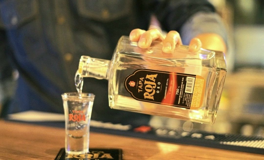 Cuando el brindis merece lo mejor… se sirve Aguardiente Tapa Roja Oro