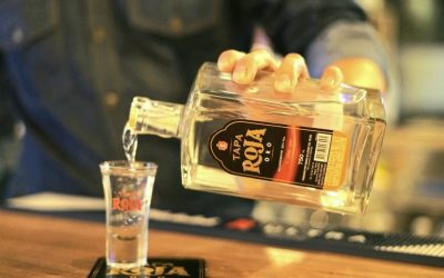 Cuando el brindis merece lo mejor… se sirve Aguardiente Tapa Roja Oro