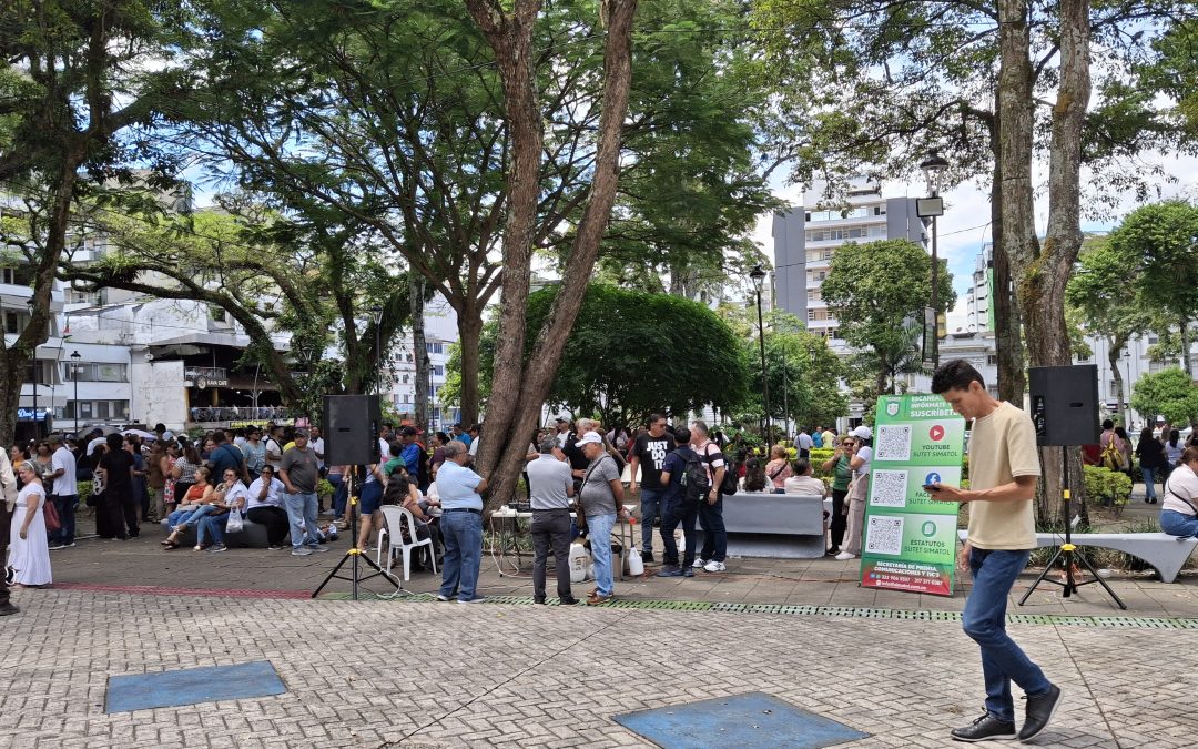 Maestros de Ibagué y el Tolima realizan plantón frente a la Alcaldía