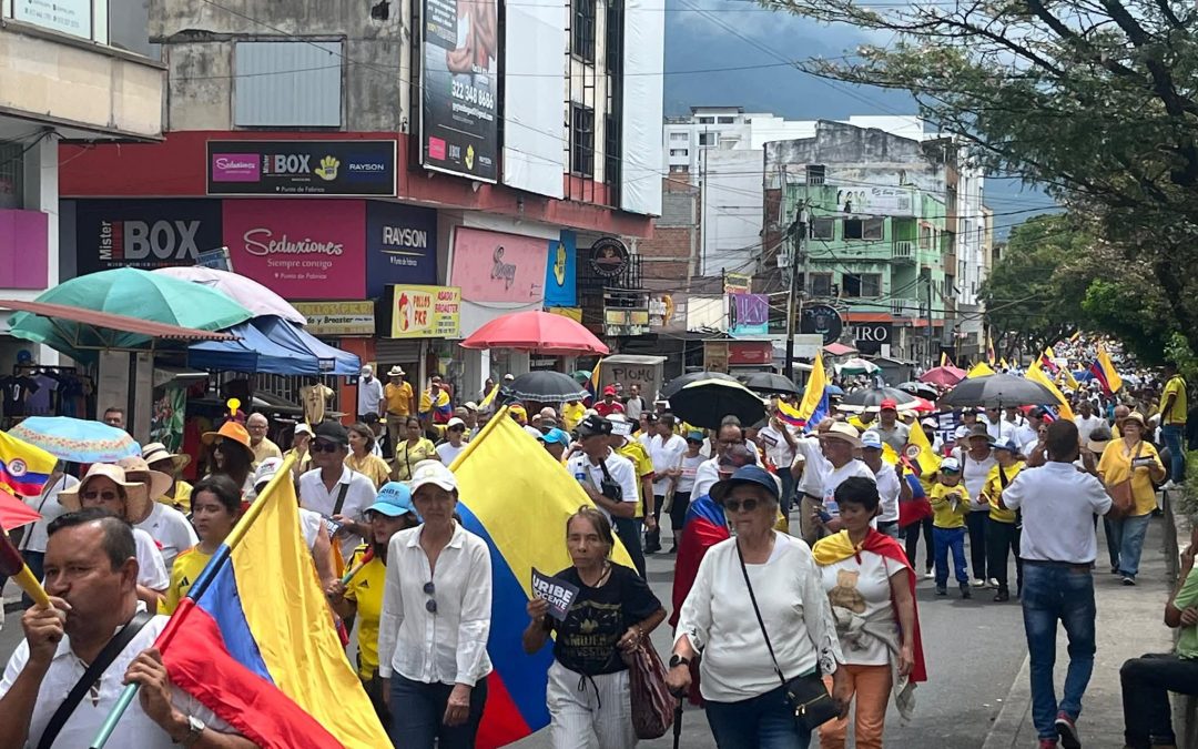 Ciudadanos marchan en Ibagué en respaldo a Álvaro Uribe