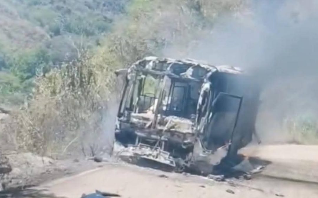 Bus de Cointrasur se incendia en vía Planadas–Ataco