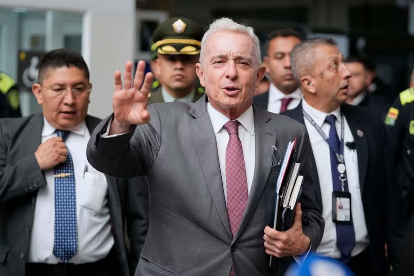 Álvaro Uribe Vélez condenado a 12 años de prisión domiciliaria