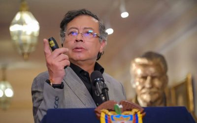 Petro acusa a De la Espriella de nexos con paramilitarismo
