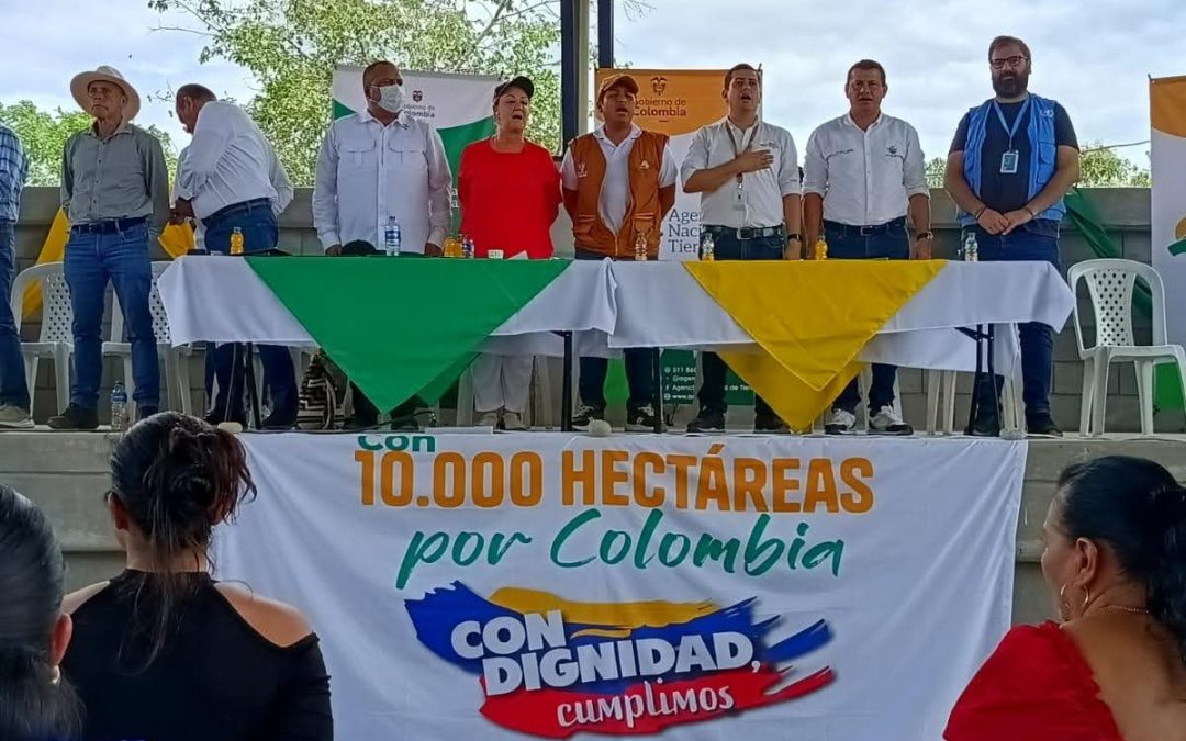 Gobierno entrega 756 títulos de tierra a familias campesinas en el sur del Tolima