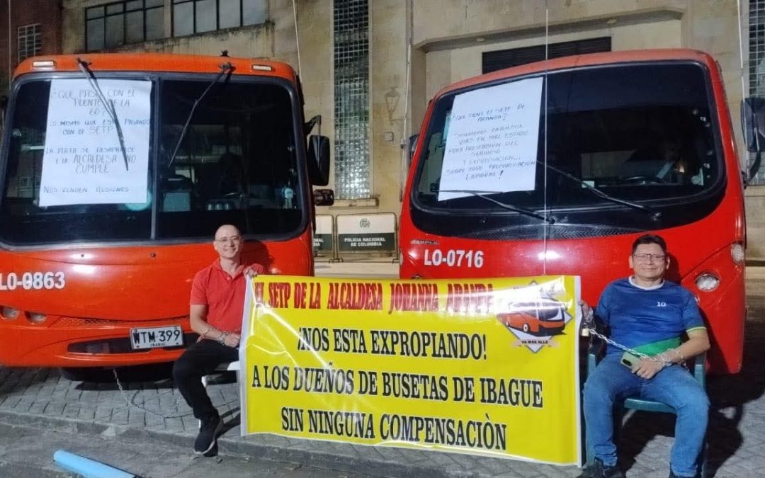 Conductores encadenados exigen al SETP cumplir acuerdos en Ibagué