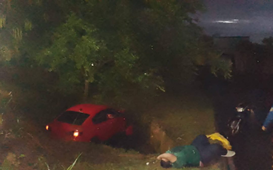 Carro cayó a una zanja y fue abandonado en la vía al aeropuerto Perales