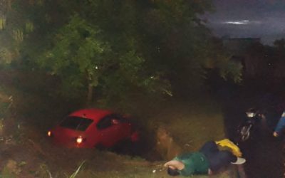 Carro cayó a una zanja y fue abandonado en la vía al aeropuerto Perales