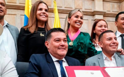 Aranda recibe la condecoración Policarpa Salavarrieta